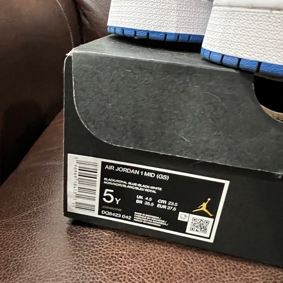 Nike boys Air Force sneakers! Barley worn, just out grown! Size 5. - Picture 4 of 4